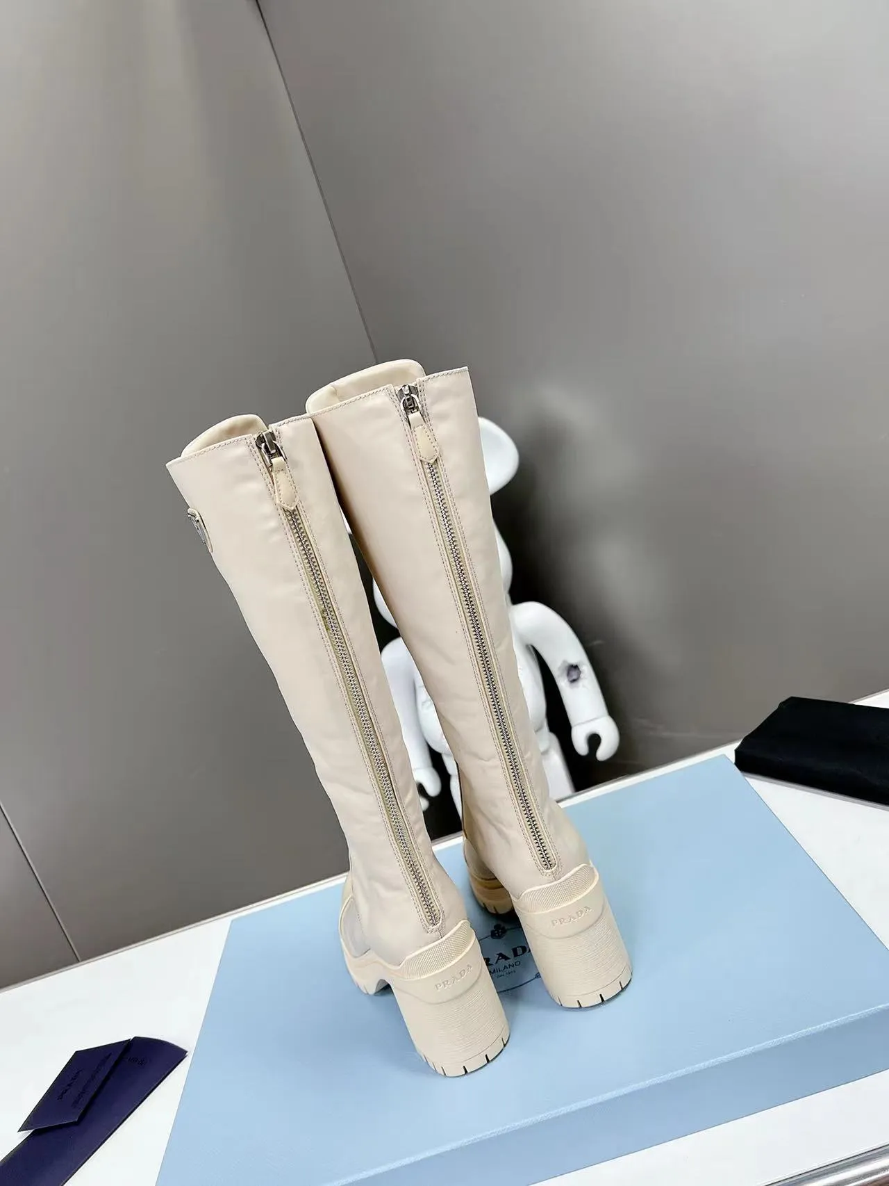 👟👟Ex-factory price 700👟👟 2022SSS re-launches the new and newest boot length of Poundala —————————— 💥PRADA’s spring morning T catwalk show is the same model "Dream City Night". Prada can focus on the right scene. It has a fresh breeze with a sense of luxury. It is perfect on the feet. 💃💃 Wear it with the matching shoes. It is elegant and high-quality, crystal clear and has various qualities. The materials are uniquely designed by the company and must be zero-edged. The entire series is full of exciting and interesting combinations of exterior elements. Different materials and textured fabrics express a strong artistic flavor. You can slightly appreciate the changing styles of Prada girls. 1⃣Upper: matte glossy open edge scarlet, 2⃣Lining: imported sheepskin lining 3⃣Outsole: original Italian large color original 4⃣🔺original foot pads, size female 35M-40M
